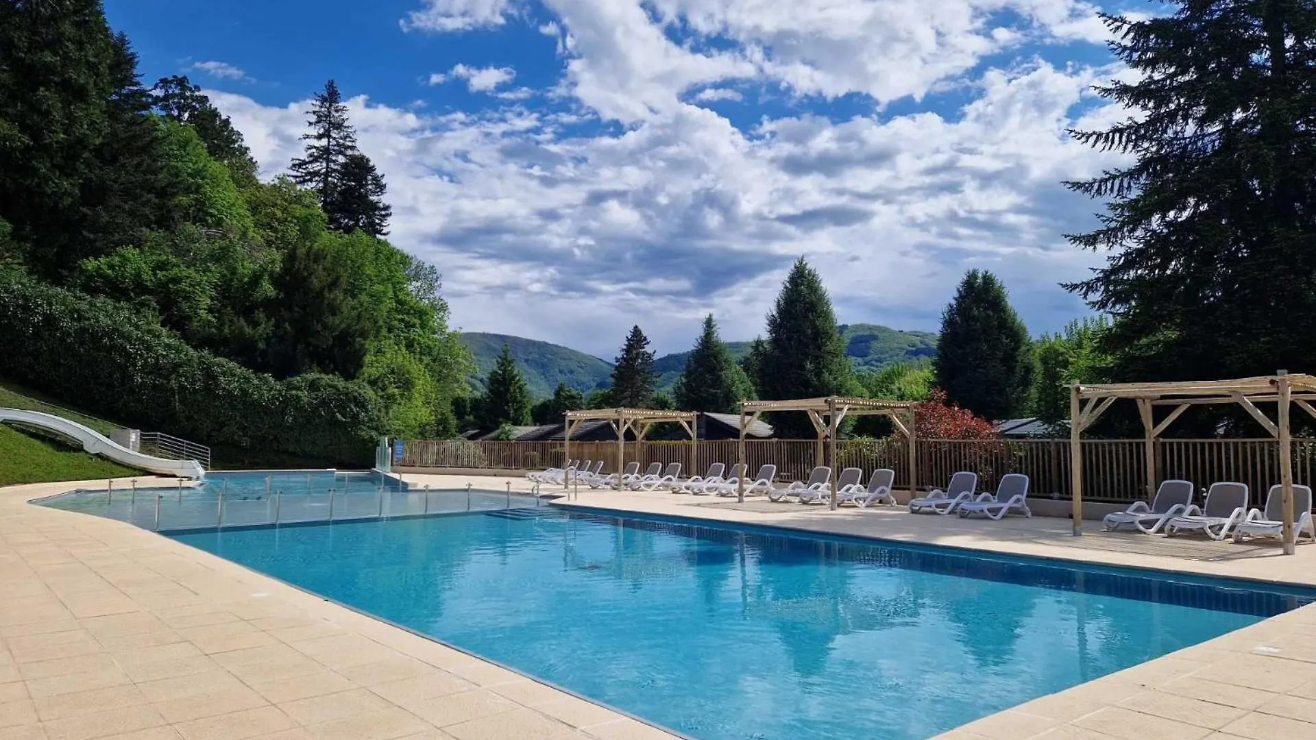 Camping 4 Etoiles - Parc Aquatique - Efah0B Saint-Geniez-dʼOlt Kemping
